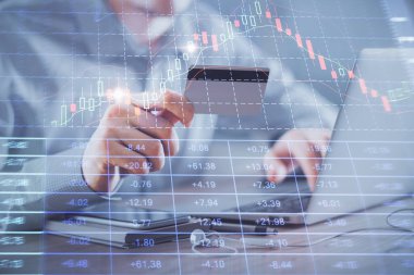Ellerinde kredi kartı ve forex çizimi olan bir adamın çift pozu. İnternet E-ticaret kavramında hisse senedi ve dijital fintech.