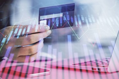 İnternetten alışveriş yapan kadının elinde kredi kartı ve mali grafik çizimi var. Borsa E-ticaret kavramı.