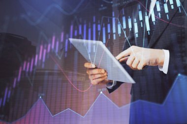 Erkeklerin el ele tutuşup dijital bir cihaz ve ön grafik çizimi kullanırken çift pozlama. Finansal piyasa kavramı.