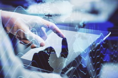 Bir adamın el ele tutuşup, telefon ve finansal çizim kullanırken birden fazla pozlama. Pazar analizi kavramı.