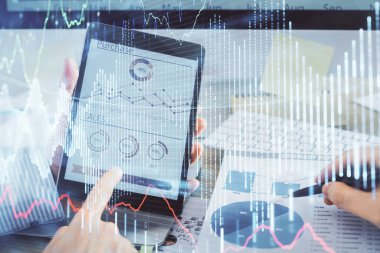 Bir adamın el ele tutuşup, telefon ve finansal çizim kullanırken birden fazla pozlama. Pazar analizi kavramı.