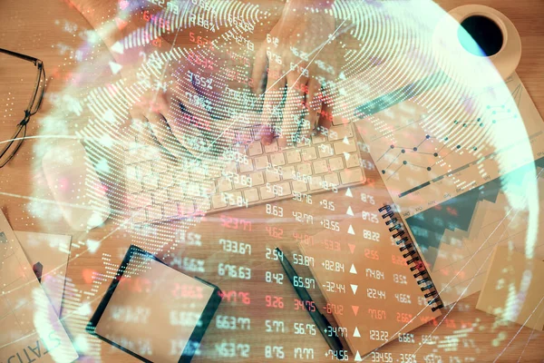 Dobbelt eksponering af mans hænder skrive over computertastatur og business tema hologram tegning. Øverste udsigt. Begrebet finansielle markeder. - Stock-foto