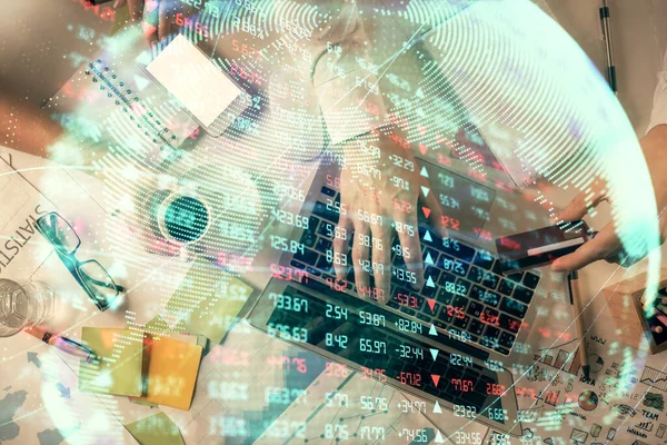 Kettős expozíció a férfi és a nő együtt dolgozik, és az üzleti téma hologram rajz. Számítógép háttér. Felülnézet. — Stock Fotó