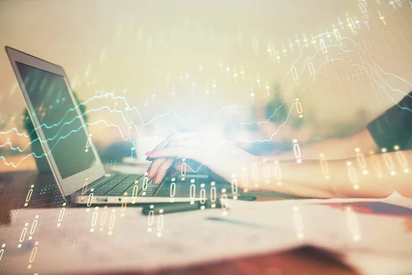 Dubbel exponering av affärskvinna händer skriva på dator och forex diagram hologram ritning. Begreppet finansiell analys. — Stockfoto