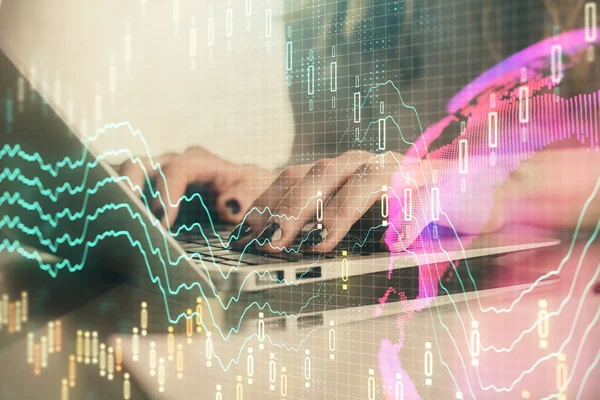 Doppelbelichtung von Frauenhänden beim Tippen auf Computer- und Forex-Diagramm-Hologrammzeichnung. Börseninvestitionskonzept. — Stockfoto