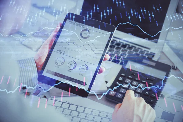 Doppelbelichtung von Menschenhänden, die ein digitales Gerät und eine Forex-Graphenzeichnung halten und verwenden. Finanzmarktkonzept. — Stockfoto