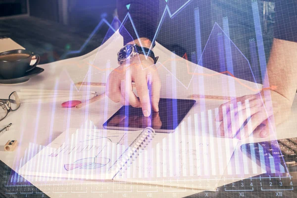 Doppelbelichtung von Menschenhänden, die ein digitales Gerät und eine Forex-Graphenzeichnung halten und verwenden. Finanzmarktkonzept. — Stockfoto