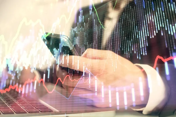 디지털 전화와 프 랙스 그래프를 사용하여 사람들의 손을 잡고 사용하는 다양 한 노출. 금융 시장 개념. — 스톡 사진