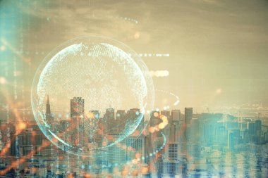 Şehir görünümünde harita ve veri temalı hologram ile gökdelenler arka planda çift pozlama. İş kavramında uluslararası teknoloji.