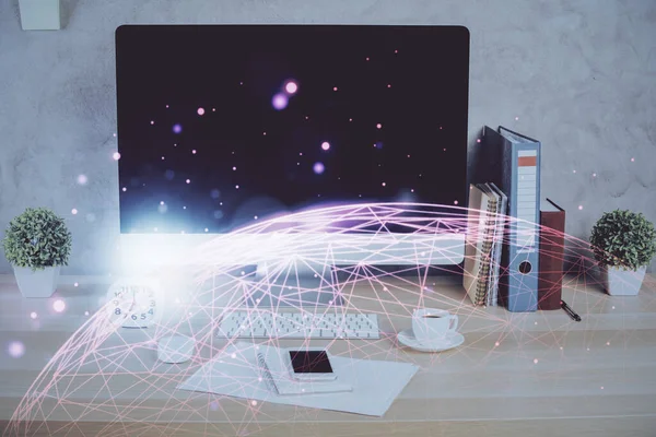 Computer op desktop met sociaal netwerk hologram. Dubbele belichting. Concept van internationale mensenconnecties. — Stockfoto