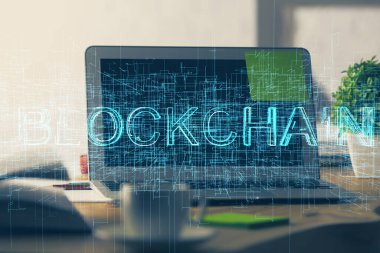 Blockchain temalı holograma ve bilgisayar arkaplanlı masaya çift pozlama. Bitcoin şifreleme para birimi kavramı.