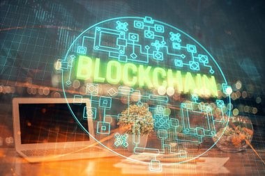 Blockchain temalı holograma ve bilgisayar arkaplanlı masaya çift pozlama. Bitcoin şifreleme para birimi kavramı.