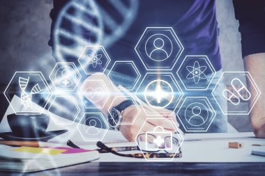 Arka planda notlarla çalışan adamlar. Genetik mühendisliği ve gen manipülasyonu kavramı.