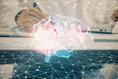 Arka plana beyin hologramıyla el yazısı yazan kadınların çoklu pozları. Beyin fırtınası kavramı.