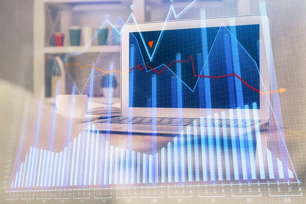 Gráfico financeiro desenho colorido e tabela com computador no fundo. Dupla exposição. Conceito de mercados internacionais. — Fotografia de Stock