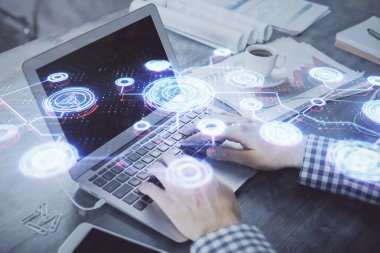 Sosyal ağ temalı hologramda iş adamı arka planda bilgisayar üzerinde çalışıyor. Dünya çapında ağ kavramı. Çift pozlama.