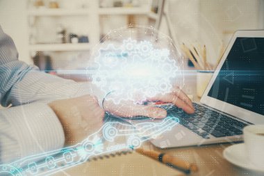 Teknoloji temalı dizüstü bilgisayarla çalışan bir iş adamı. Büyük veri kavramı. Çift pozlama.