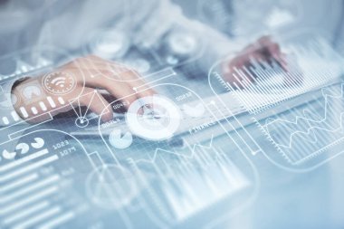 Teknoloji temalı hologramda arka planda çalışan bir adam var. Yüksek teknoloji konsepti. Çoklu pozlama.