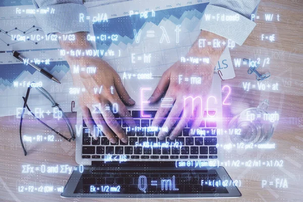 Fórmula de ciencia holograma con el hombre trabajando en la computadora en segundo plano. Concepto educativo. Doble exposición. — Foto de Stock