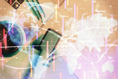 Masaüstü arkaplanındaki bilgisayarın üzerinde iş temalı hologram çizimleri. Üst Manzara. Çoklu maruz kalma. Uluslararası bağlantılar kavramı.