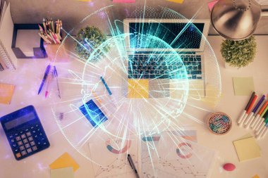 Masaüstü arkaplanındaki bilgisayarın üzerinde iş temalı hologram çizimleri. Üst Manzara. Çoklu maruz kalma. Uluslararası bağlantılar kavramı.