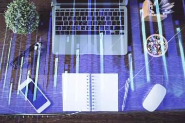 Borsa grafiği ve masa arkasındaki en üst görünüm bilgisayarı. Çifte maruziyet. Finansal eğitim kavramı.