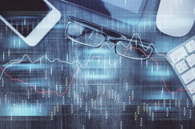 Forx grafik hologramının telefonlu masaüstü üzerinde çoklu pozlandırılması. Üst Manzara. Mobil ticaret platformu kavramı.