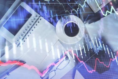 Finansal grafik hologramına telefonla çifte maruz kalma. Üst Manzara. Mobil ticaret platformu kavramı.