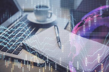 Masa arkasında kahve ve eşyalar olan ön x çizelgesi ve masaüstüne çift pozlama. Finansal piyasa ticareti kavramı