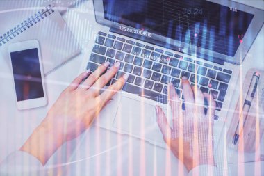 Bilgisayar ve ön grafik hologram çizimi üzerinde çalışan kadın elleri çift pozlama. Üst Manzara. Mali analiz kavramı.