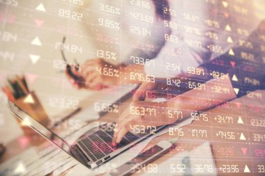 Bilgisayarda ve finansal grafik hologramında yazı yazan kadın ellerine çok maruz kalmış. Borsa analizi kavramı.