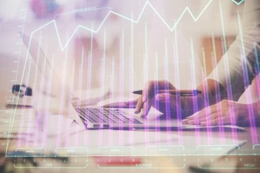 Bilgisayarda ve finansal grafik hologramında yazı yazan kadın ellerine çok maruz kalmış. Borsa analizi kavramı.