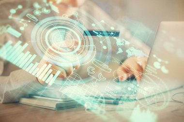 Elinde kredi kartı ve internet temalı bir çizim olan bir adamın ellerine iki kez maruz kalmış. Dijital fintech ve E-ticaret kavramı.