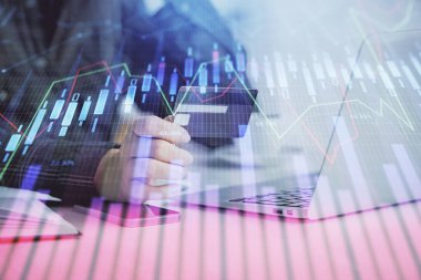 İnternetten alışveriş yapan kadının elinde kredi kartı ve mali grafik çizimi var. Borsa E-ticaret kavramı.