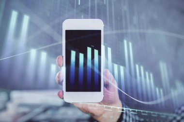 Erkeklerin el ele tutuşup dijital bir cihaz ve ön grafik çizimi kullanırken çift pozlama. Finansal piyasa kavramı.