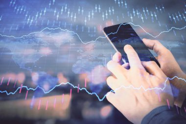 Erkeklerin el ele tutuşup dijital bir cihaz ve ön grafik çizimi kullanırken çift pozlama. Finansal piyasa kavramı.