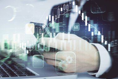 Erkeklerin el ele tutuşup dijital telefon ve forx grafik çizimleri kullanırken birden fazla pozlama. Finansal piyasa kavramı.