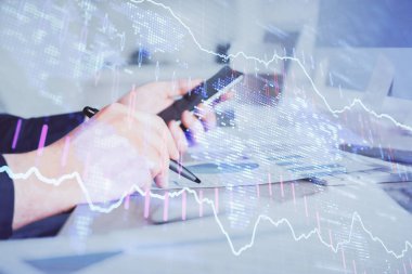 Bir adamın elini tutarken ve bir telefon ve finansal grafik çizimi kullanırken çift pozlama. Analiz kavramı.