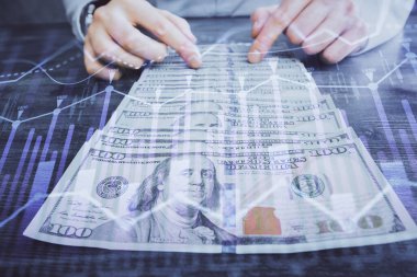 Forx grafiği, hologram, Amerikan dolarları ve insan eli çizimleri. Teknik Analiz kavramı.