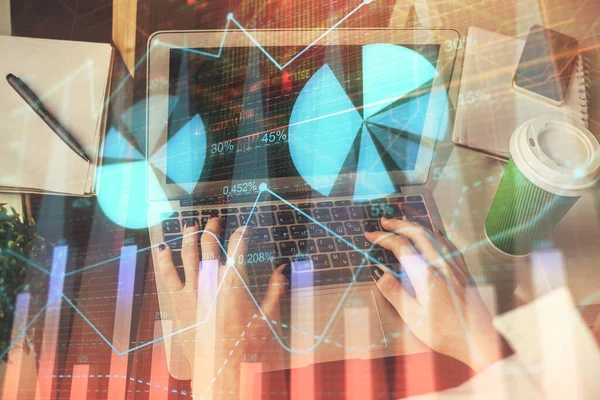 Dubbel exponering av kvinnliga händer skriva på dator och forex diagram hologram ritning. Begreppet aktiemarknad. — Stockfoto