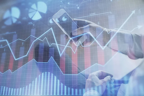 Erkeklerin el ele tutuşup dijital bir cihaz ve ön grafik çizimi kullanırken çift pozlama. Finansal piyasa kavramı.