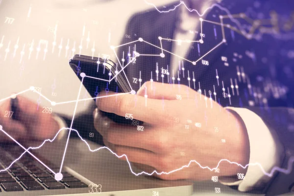 Mehrfachbelichtung von Menschenhänden, die ein digitales Telefon und eine Forex-Graphenzeichnung halten und verwenden. Finanzmarktkonzept. — Stockfoto