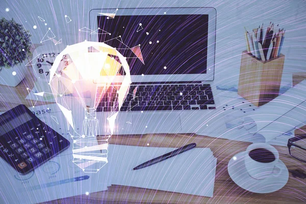 Computer op kantoor met bol icoon hologram. Dubbele belichting. Begrip "idee". — Stockfoto