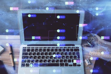 Masaüstü bilgisayarı ve teknoloji temalı holograma çift pozlama. Yazılım geliştirme kavramı.