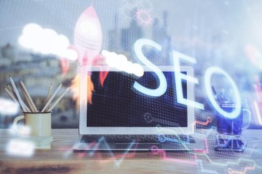 Bilgisayar ve seo çizim hologramı olan çok katmanlı bir tablo. Arama optimizasyon kavramı.