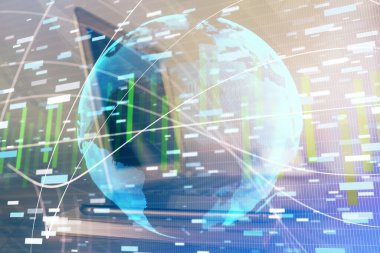 İş teması simgelerinin çoklu pozlandırılması ve bilgisayar geçmişi olan masa. Başarı kavramı.