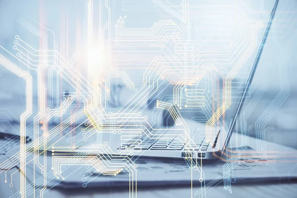 Bilgisayarlı ve dünya haritalı hologramlı çok katlı bir tablo. Uluslararası veri ağı kavramı.