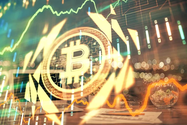 Blockchain temalı holograma ve bilgisayar arkaplanlı masaya çift pozlama. Bitcoin şifreleme para birimi kavramı.