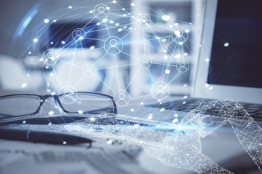 Masa arkasında gözlük olan sosyal ağ temalı çizim. Halkın medya bağlantısı kavramı. Çift pozlama.