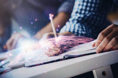 Arka planda notlarla çalışan adamlar. Sosyal ağ oluşturma kavramı.